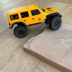 Axial 1/24 SCX24 2019 Jeep Wrangler JLU CRC 4WD Rock Crawler Brushed RTR Yellow